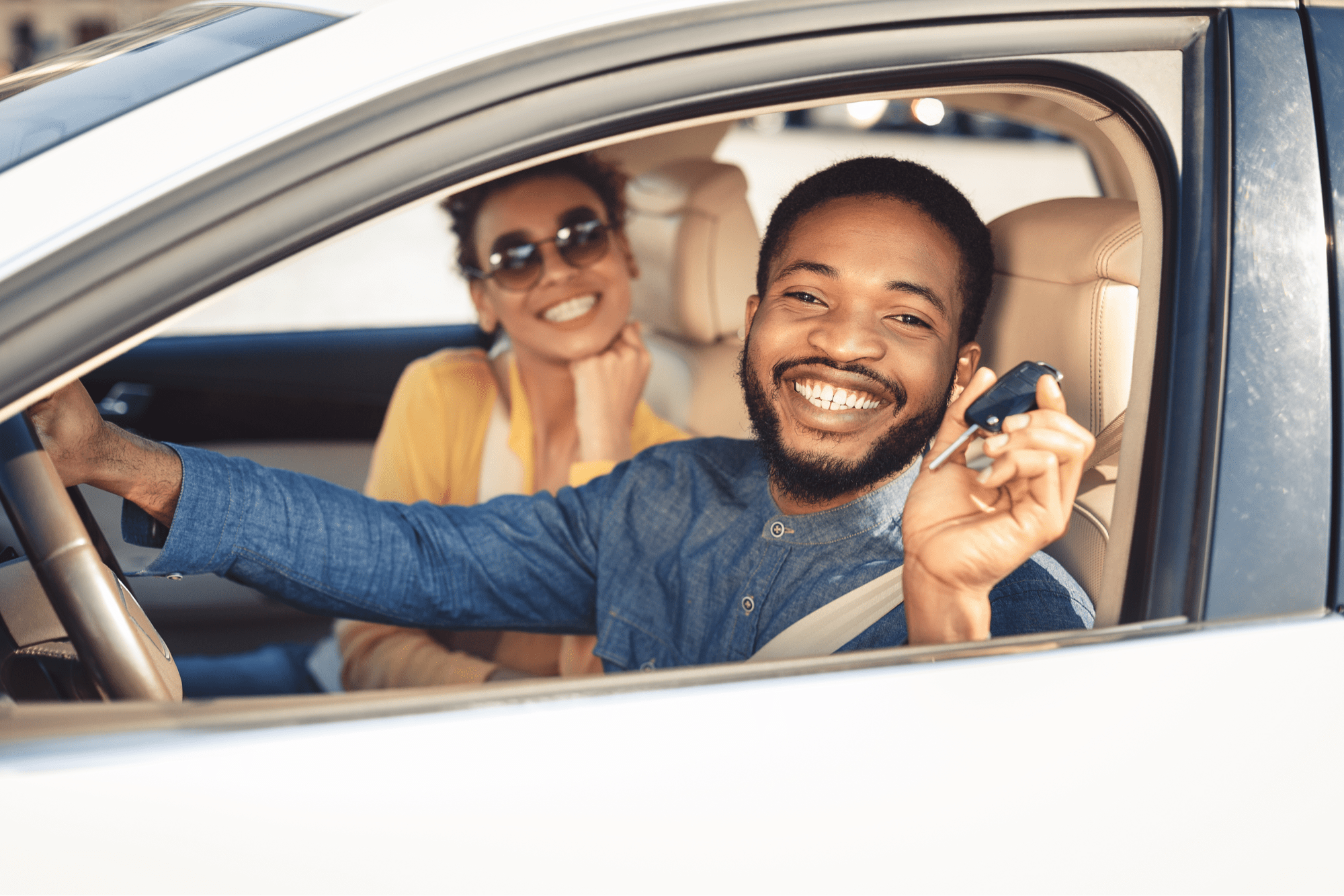 pareja afroamericana sonriendo en coche